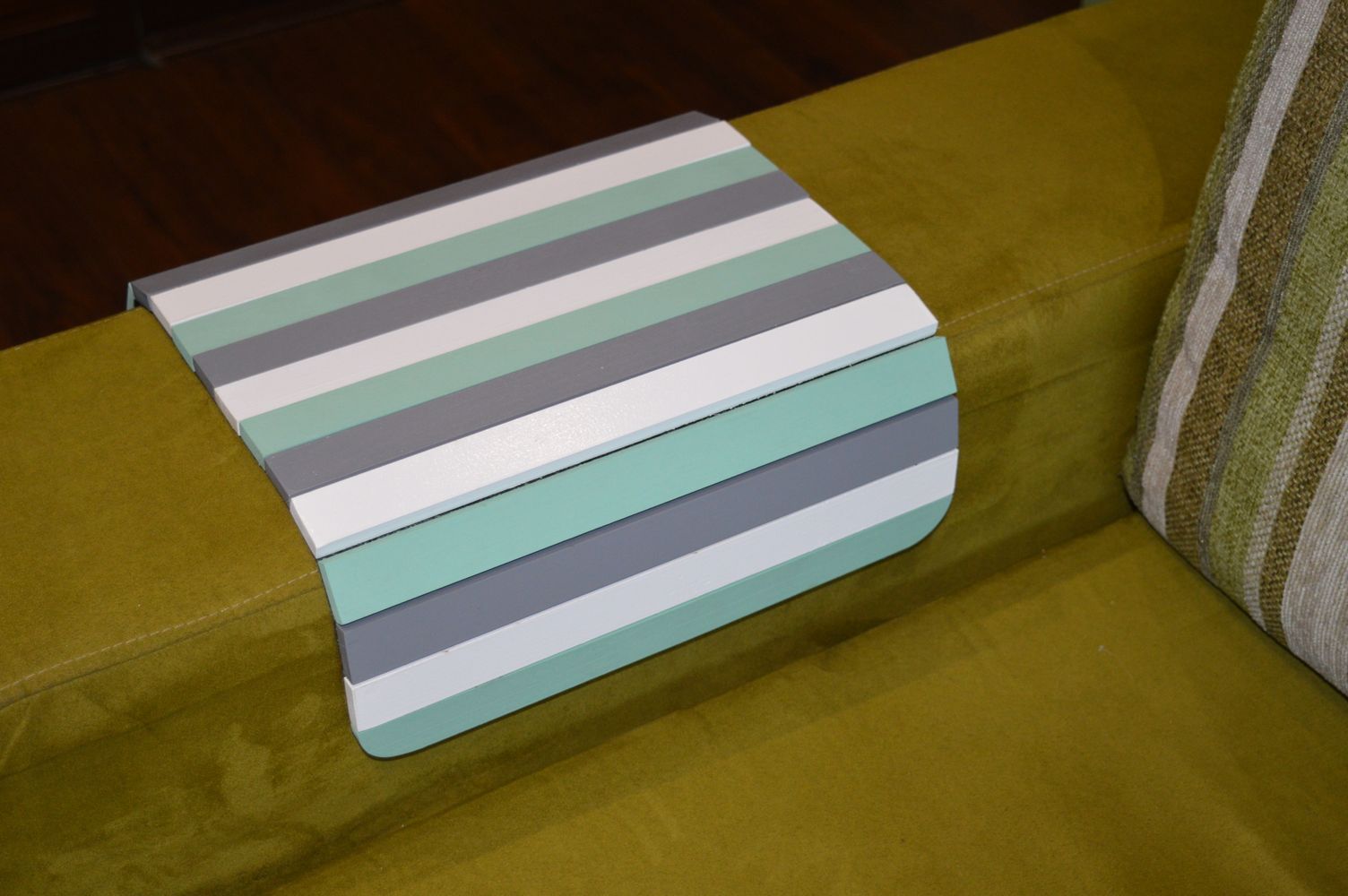 Деревянная накладка, столик, коврик на подлокотник дивана(зеленый/белый/серый) #2i2ua