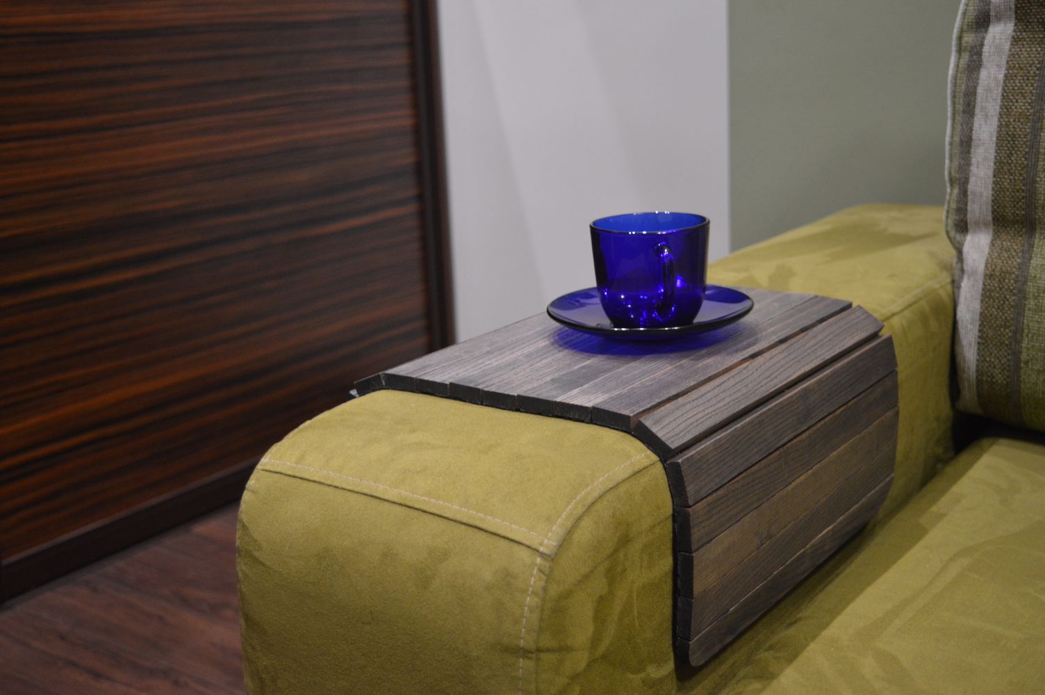 Деревянная накладка, столик, коврик на подлокотник дивана ("Графит") #2i2ua