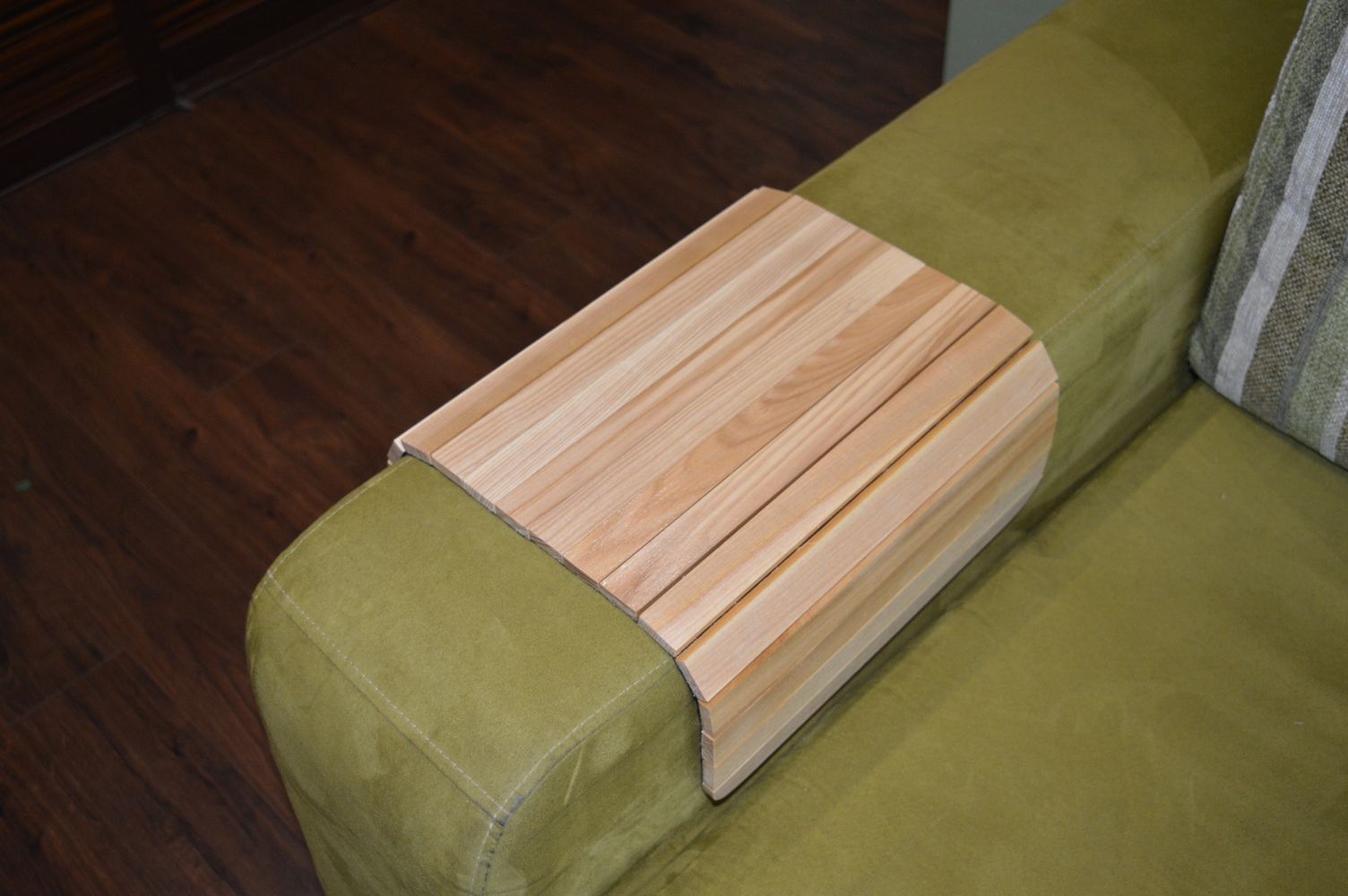 Деревянная накладка, столик, коврик на подлокотник дивана (лак) #2i2ua