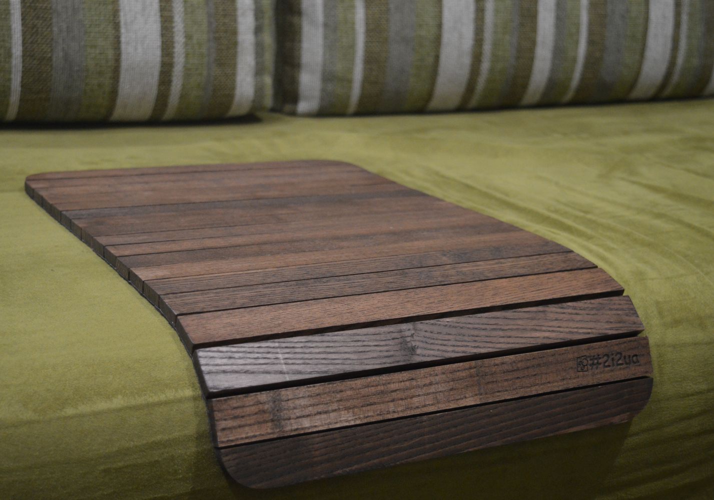 Деревянная накладка, столик, коврик на подлокотник дивана ("Орех") #2i2ua