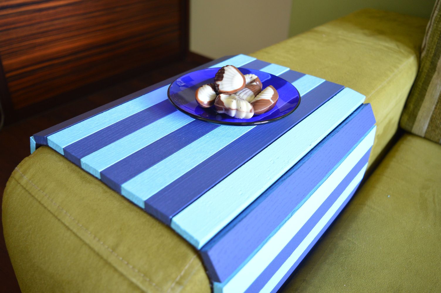 Дерев'яна накладка, столик, килимок на підлокітник дивана ("Синьо-блакитний") #2i2ua