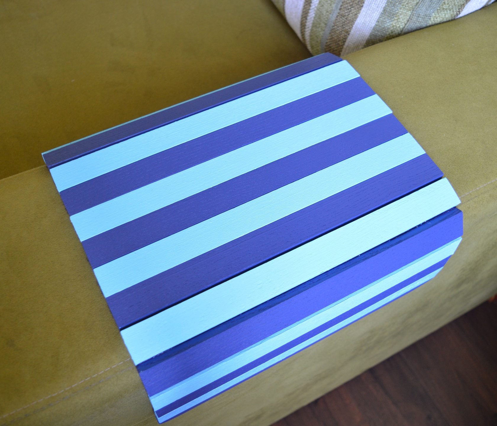 Деревянная накладка, столик, коврик на подлокотник дивана ("Сине-голубой") #2i2ua