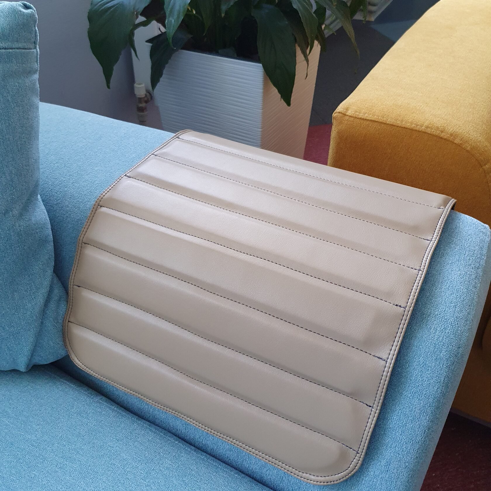 Столик-накладка килимок на підлокітник дивана  "Беж"