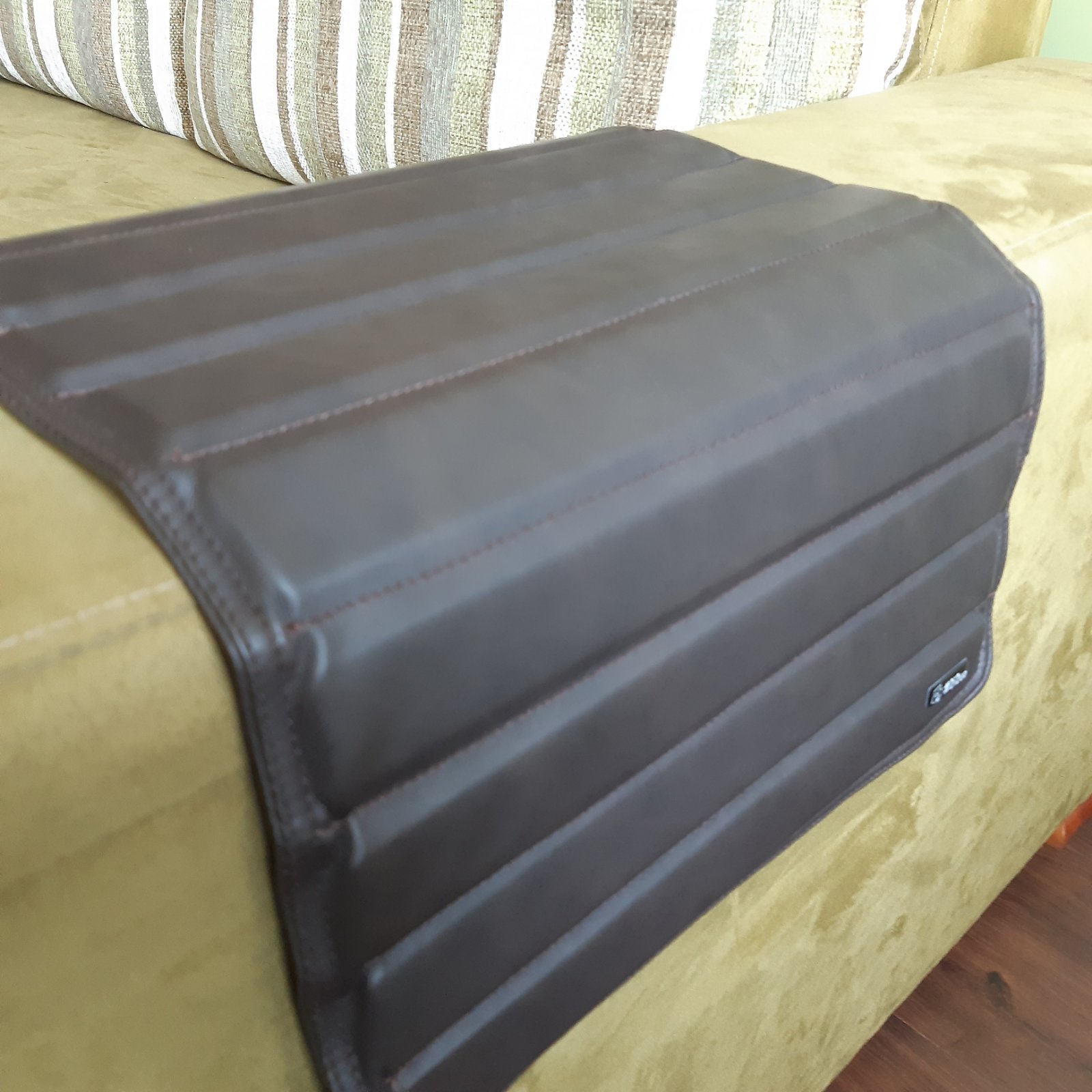 Столик-накладка килимок на підлокотник дивана "темно коричневий"