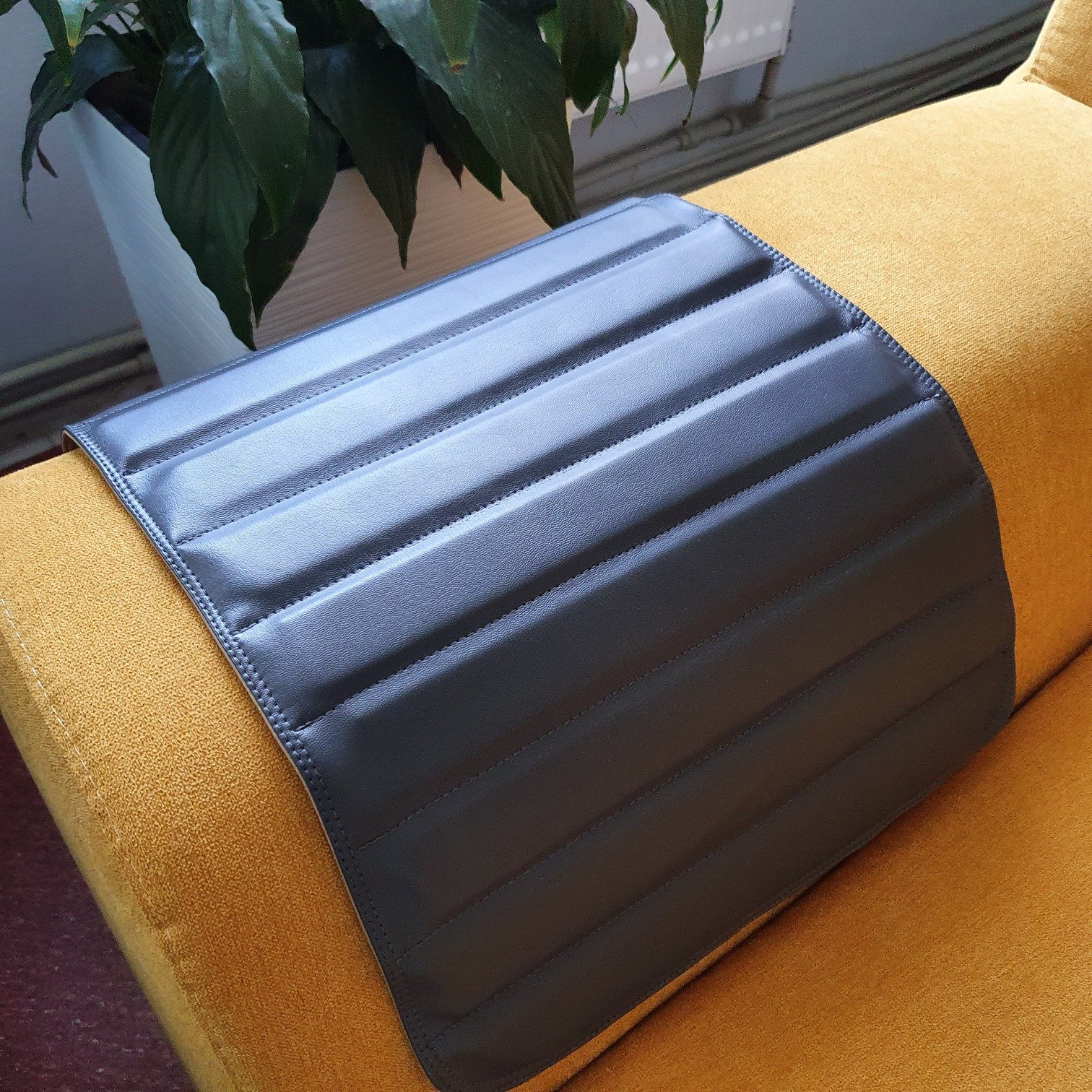 Столик-накладка килимок на підлокотник дивана "темно- сірий"
